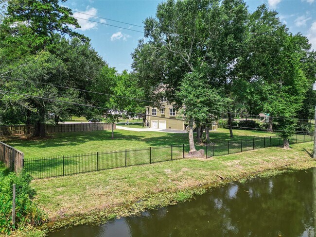 Building Photo - 401 Brook Hollow Dr