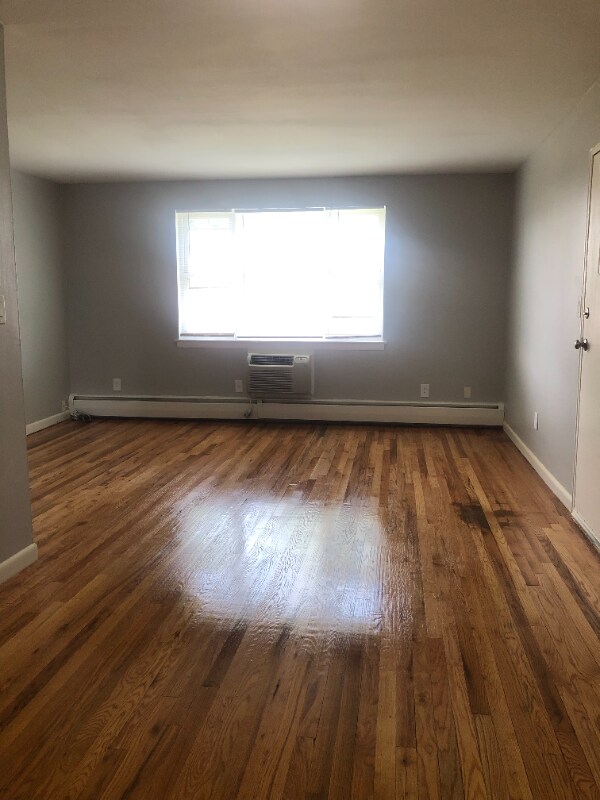 Photo - 1570 Willard Ave