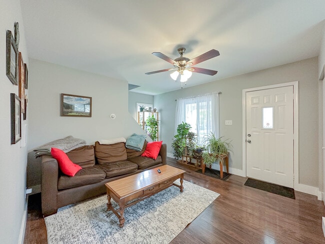 Sala de estar - 662 Southwood Avenue