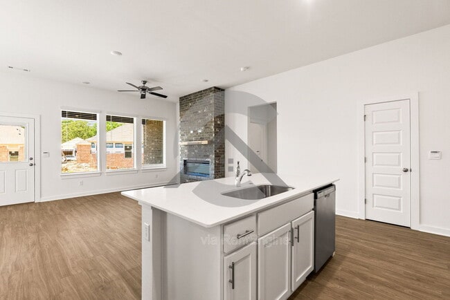 Photo - 623 Riley Ln