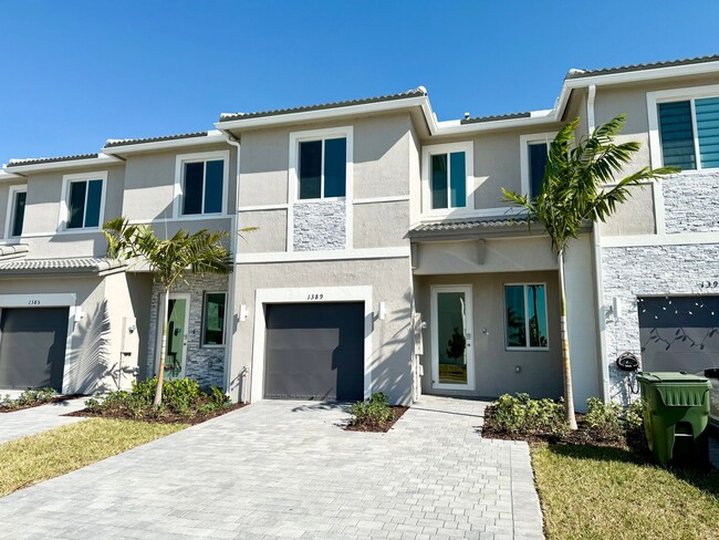 Brand new 3 bed 3.5 bath Townhouse with ya... - Brand new 3 bed 3.5 bath Townhouse with ya...