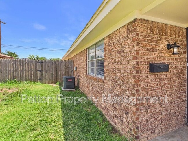 Photo - 1927 Howard Dr