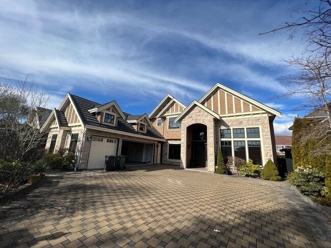 Building Photo - 5191 Calderwood Crescent