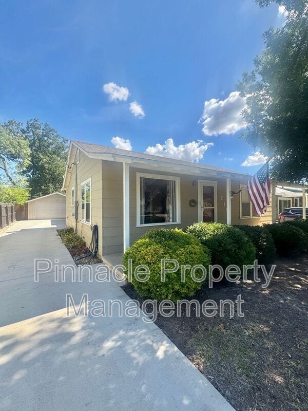 Photo - 210 Midget St