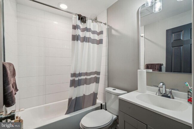 Photo - 655 N 33rd St