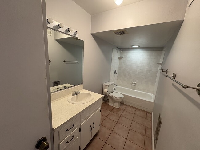 Building Photo - 2 Bed, 2 Bath *GET YOUR FIRST MONTH FREE* Unit A Rental