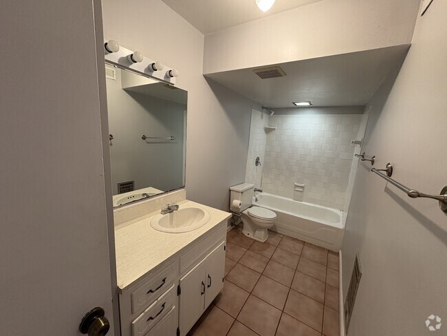 Building Photo - 2 Bed, 2 Bath  *GET YOUR FIRST MONTH FREE* Unit A Rental