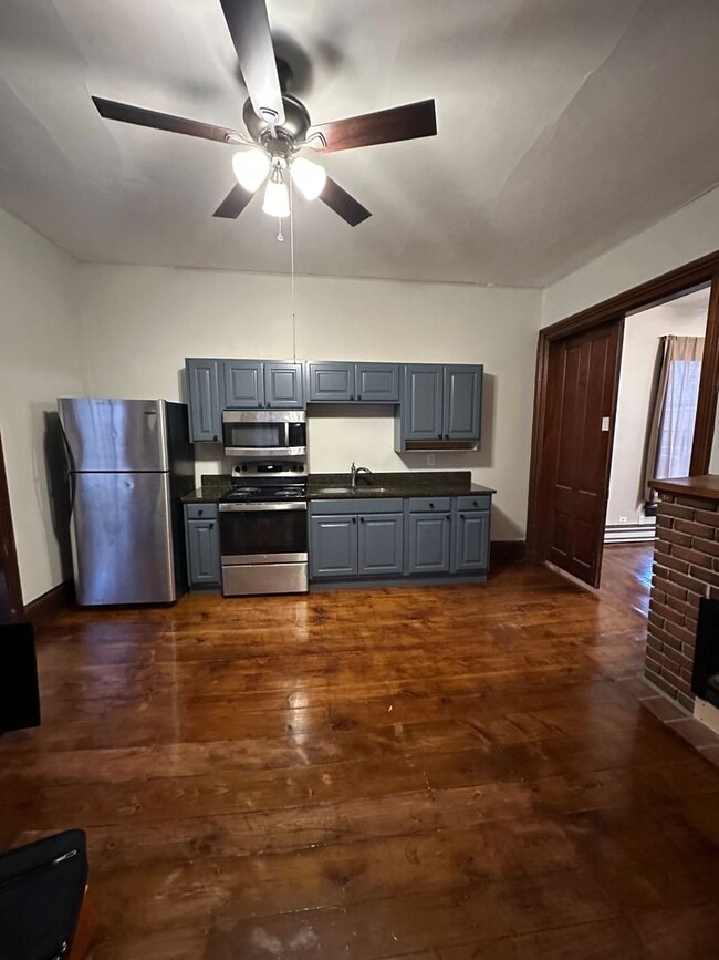 Building Photo - 511 E 5th St Unit B