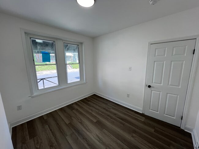 Photo - 921 W 3rd St