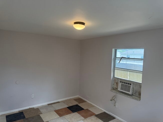 Building Photo - 2143 Laura Ln Unit 47B