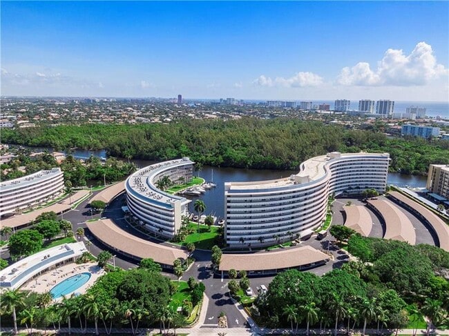 Building Photo - 1523 E Hillsboro Blvd Unit 335