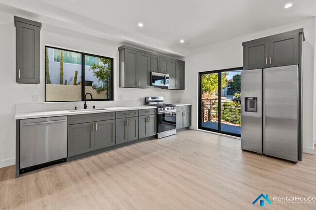 Photo - 2821-2822 Avenel St