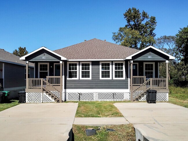 Photo - 5905 Woodview Dr