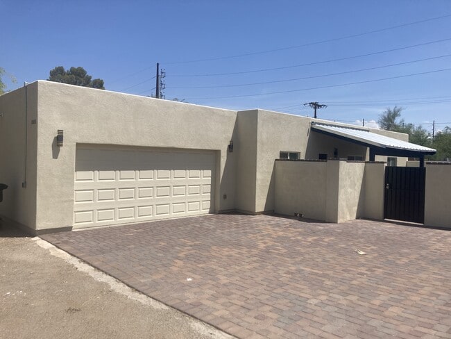 Building Photo - 1008 E Silver St Rental