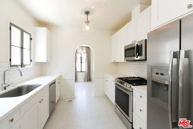 Photo - 1136 S Hayworth Ave