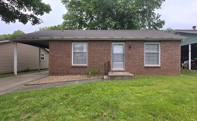 Building Photo - 2 Bedroom House! Great Location! $895 Yard Care Included!