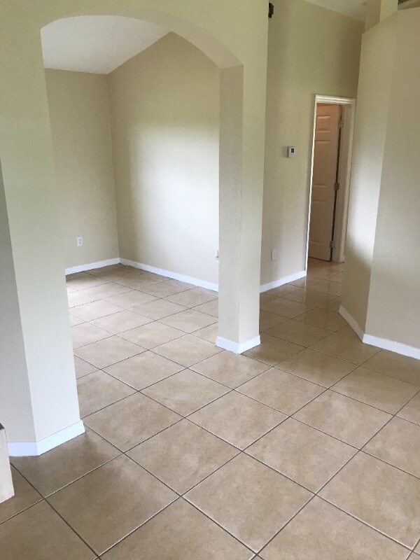 Photo - 543 Kingsbury Ln