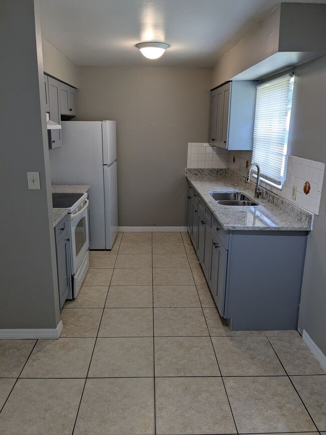 Photo - 434 W 17th St