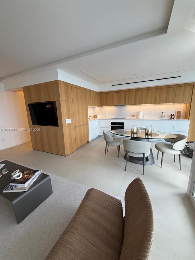 Building Photo - 4775 Collins Ave Unit 3706