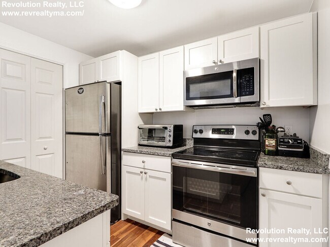 Photo - 165 W 6th St