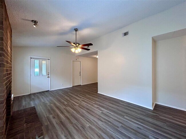 Photo - 2103 Courtney St