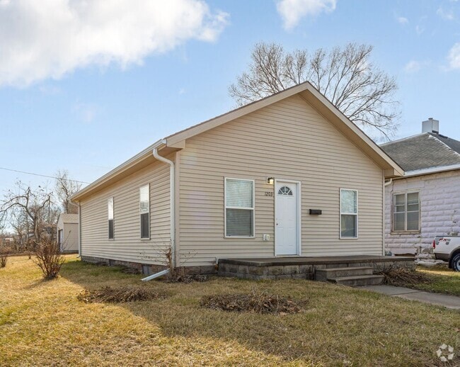 Building Photo - 2 bed 2 bath available Rental