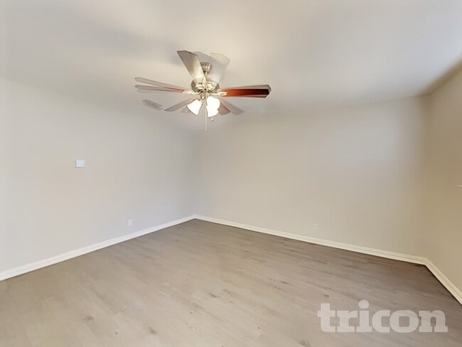 Photo - 902 Woodbrook St