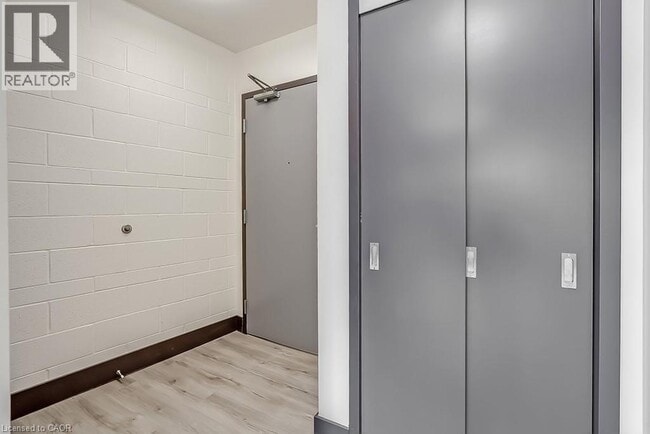 Photo - 121 King St E Unité 201