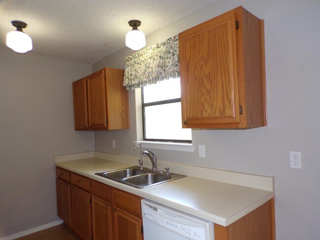 Photo - 121 E Maple Dr House