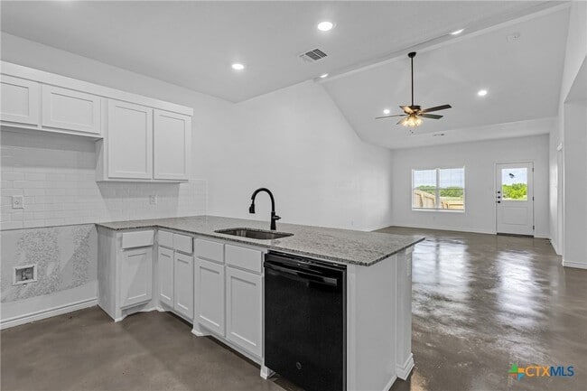 Photo - 905 Smoke Tree Ln