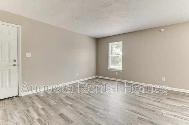 Building Photo - 152 Conifer Dr