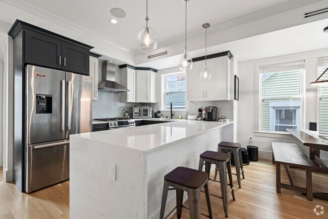 Building Photo - 10 Hallet St Unit 2 Rental