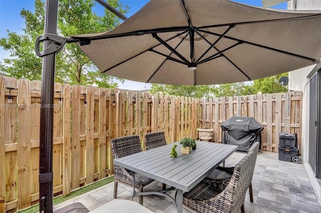 Building Photo - 10437 NW 82nd St Unit 5