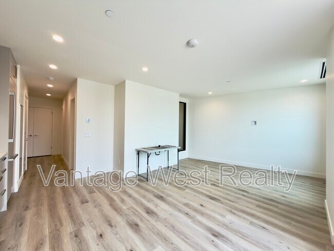 313-3300 Lakeshore Rd