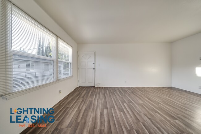 Building Photo - 14757 1/2 Vanowen-4B Unit 4B Rental