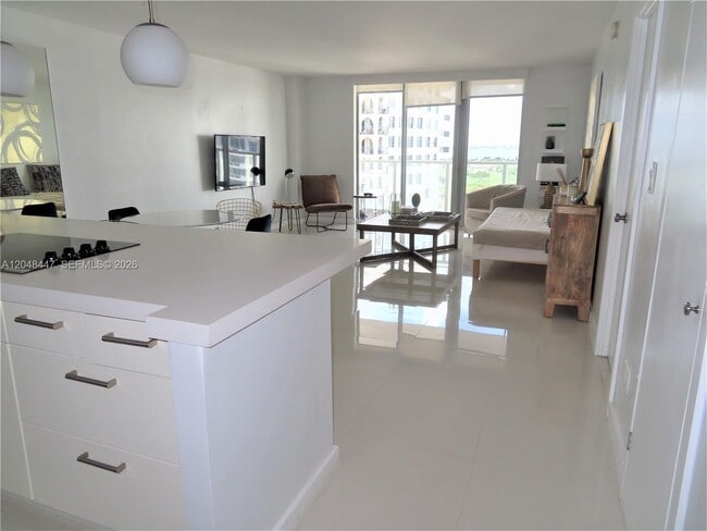 Building Photo - 5701 Collins Ave Unit 1703