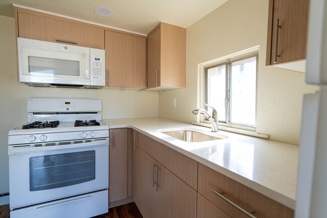 Building Photo - Spacious & Updated 5 Bed Home in Prime Ogden Location