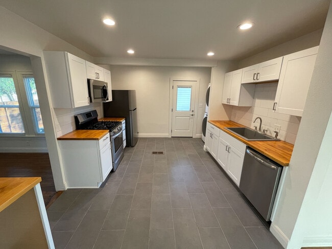 Photo - 812 E 44th St