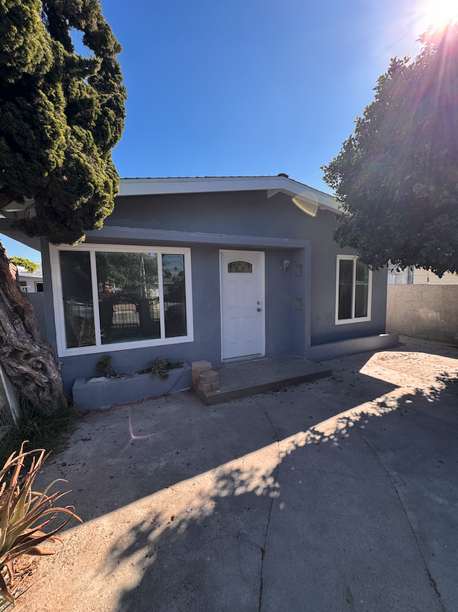 Front of the house - 10802 Doty Ave Casa