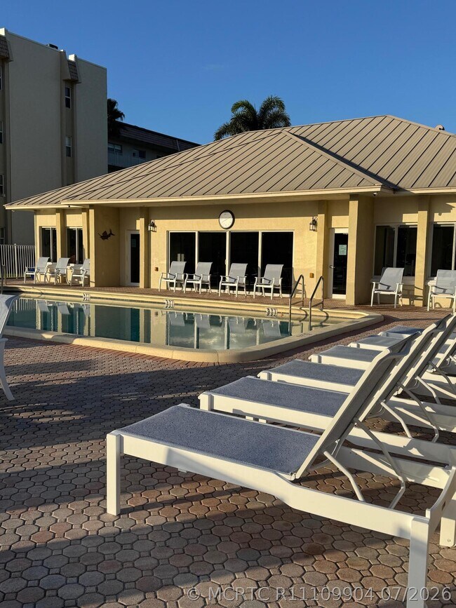 640 Snug Harbor Dr Unit F6