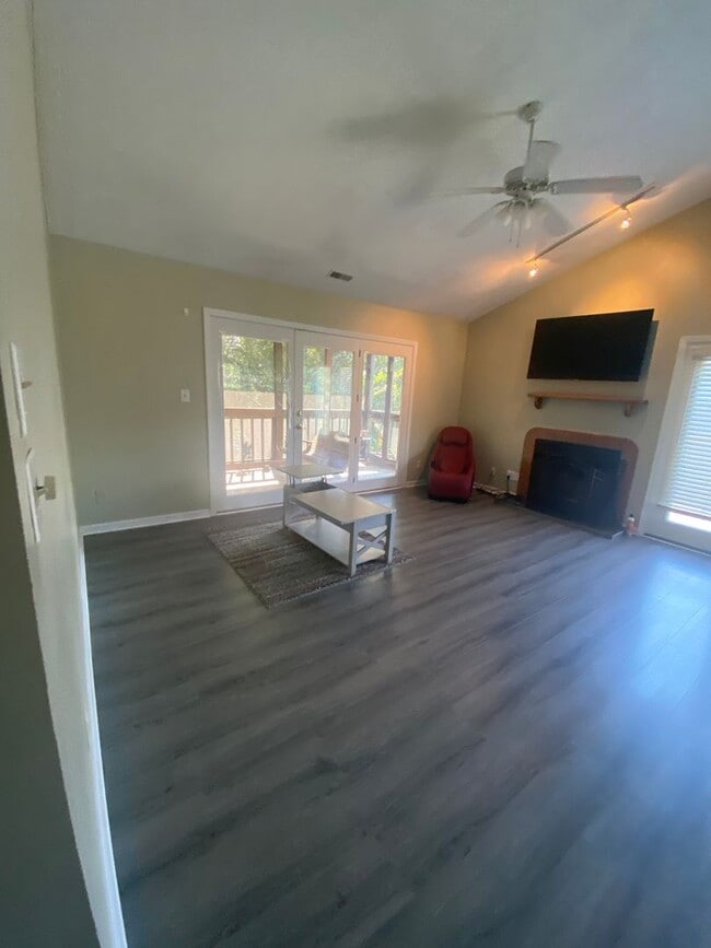 Photo - Semi-Furnished 2-Bedroom Condo at Eagle Pointe