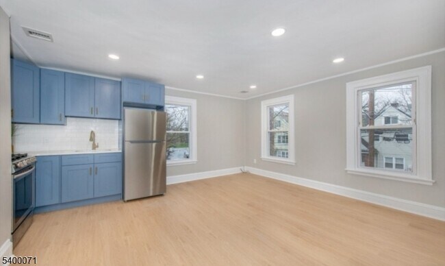 25 Henry St Unit 2