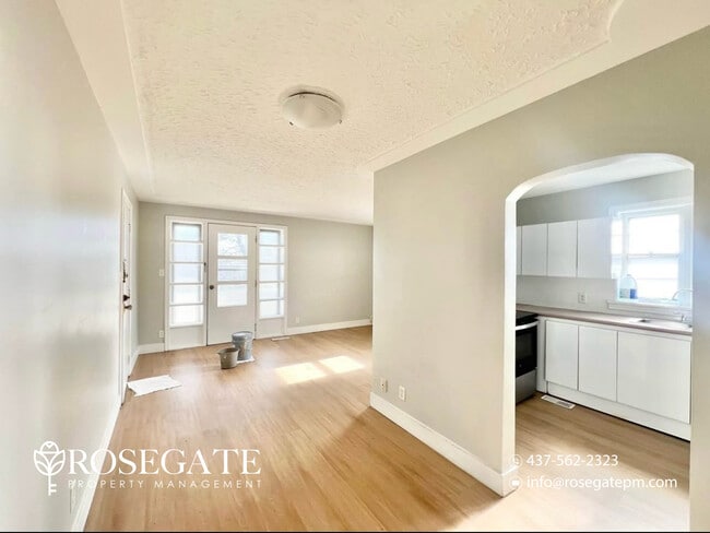 Photo - Modern 2-Bedroom Apartment with In-Unit Laundry & Parking – Cambridge Unité 3