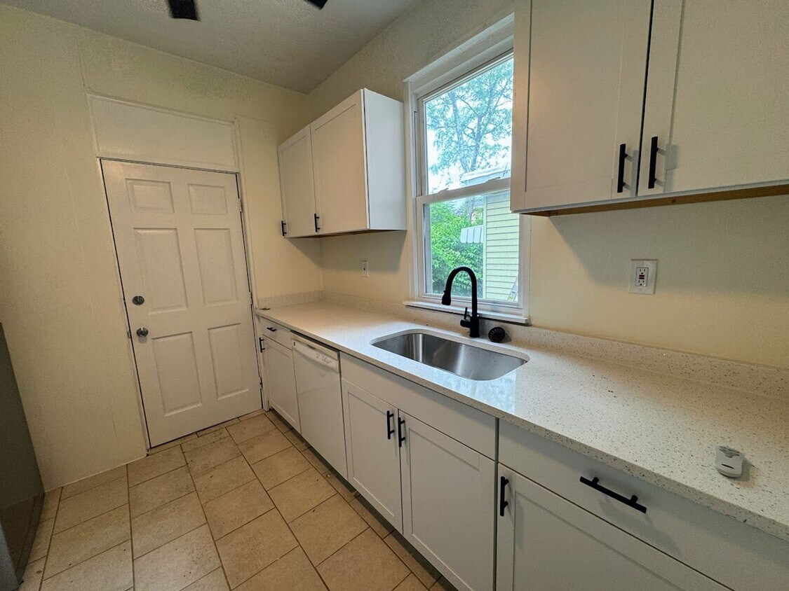 3 bed 1 bath - newly updated, central air,... - 3 bed 1 bath - newly updated, central air,...