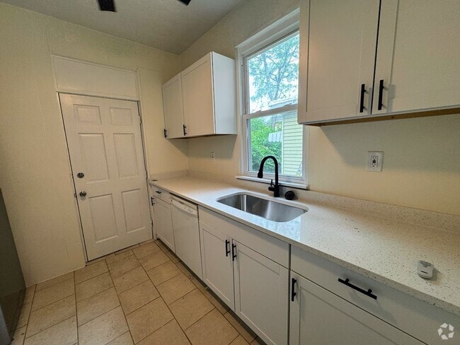 Building Photo - 3 bed 1 bath - newly updated, central air,... Rental