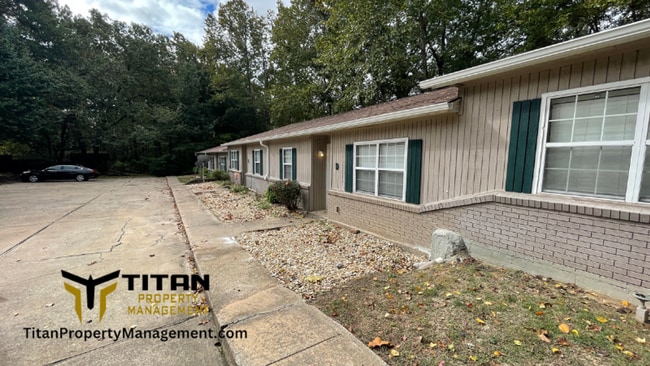 Building Photo - 2 Bed/2 Bath Apartment Unit 2010 Watts Rd. Apt D