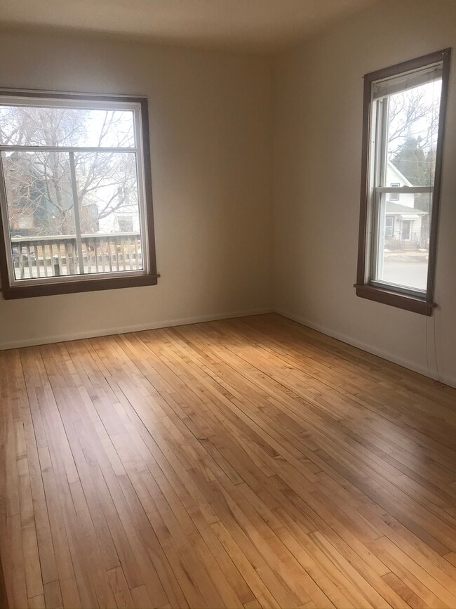 Photo - 712 6th St NE