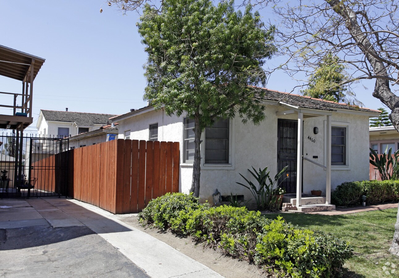 Photo - 4460-4466 49th St