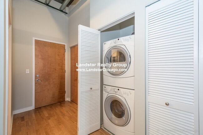 Photo - 3963 W Belmont Ave Unidad 334