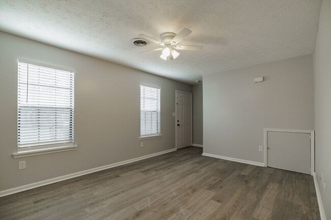 Photo - 474 Huntington Road